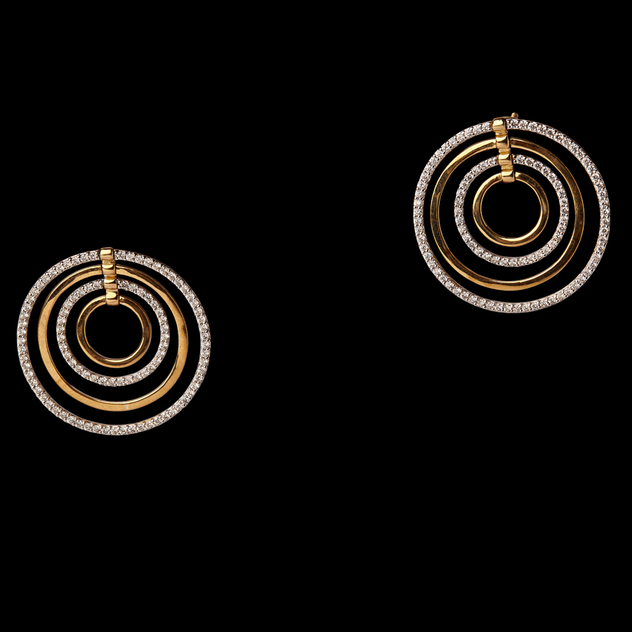 Gold earring with diamond stone